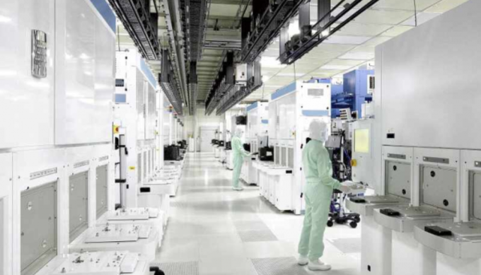 Các công ty bán dẫn Nhật Bản tìm cách cung cấp chip AI cho Apple và Meta 2 Các công ty bán dẫn Nhật Bản tìm cách cung cấp chip AI cho Apple và Meta Công nhân làm việc trong một căn phòng sạch sẽ tại một nhà máy bán dẫn ở MIE, Nhật Bản. Ảnh: Nhật Bản/Kioxia