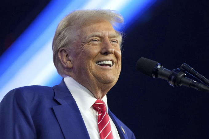 Ông Trump nói rằng ông muốn xem xét việc mở rộng tiktok trong 90 ngày nữa 2 Ông Trump nói rằng ông muốn xem xét việc mở rộng tiktok trong 90 ngày nữa Tổng thống đắc cử Donald Trump tại một sự kiện vào ngày 22 tháng 12 tại Phoenix, Arizona. Ảnh: AP