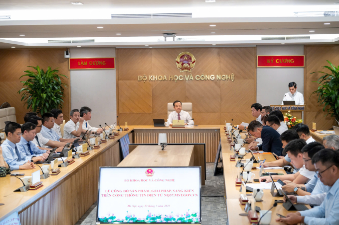 Đã công bố 32 sản phẩm và giải pháp cho khoa học và công nghệ tại Việt Nam 2 Đã công bố 32 sản phẩm và giải pháp cho khoa học và công nghệ tại Việt Nam Bộ Khoa học và Công nghệ đã công bố 32 sản phẩm và giải pháp có thể được sản xuất tại Việt Nam. Ảnh: Con trai Minh