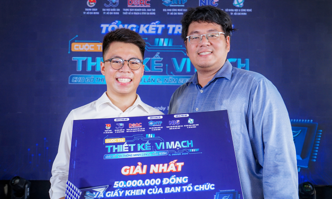 Chủ đề của RISC-V Chip giành giải nhất trong thiết kế mạch HCMC 2 Chủ đề của RISC-V Chip giành giải nhất trong thiết kế mạch HCMC Nguyễn Doan Hoang Phuc (trái) và hướng dẫn Ta Tri Duc. Ảnh: Bao Lam