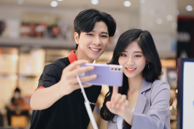 Cửa hàng FPT chiết khấu sản phẩm lên tới 10 triệu giám đốc trong TET Holiday 2 Cửa hàng FPT chiết khấu sản phẩm lên tới 10 triệu giám đốc trong TET Holiday Người dùng mua sản phẩm kỹ thuật từ cửa hàng FPT. Ảnh: Cửa hàng FPT