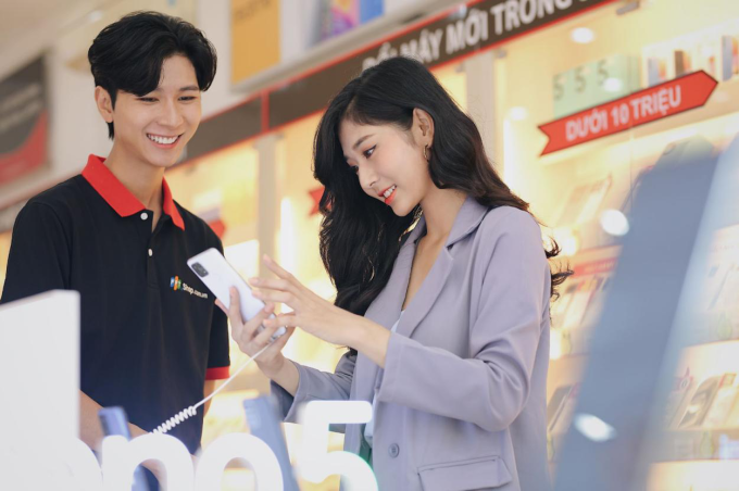 Cửa hàng FPT chiết khấu sản phẩm lên tới 10 triệu giám đốc trong TET Holiday 3 Cửa hàng FPT chiết khấu sản phẩm lên tới 10 triệu giám đốc trong TET Holiday Nhân viên cửa hàng FPT tư vấn cho khách hàng. Ảnh: Cửa hàng FPT