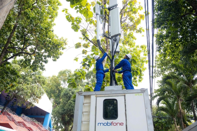 Nhiều nhà khai thác đã thêm các đài phát sóng để đáp ứng ngày 30 tháng 4 3 Nhiều nhà khai thác đã thêm các đài phát sóng để đáp ứng ngày 30 tháng 4 Kỹ thuật viên đã lắp đặt nhiều đài phát thanh hơn ở thành phố Hồ Chí Minh. Ảnh: NVCC