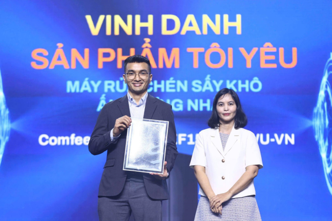 Loạt ứng dụng AI về loạt máy rửa chén comfee 2 Loạt ứng dụng AI về loạt máy rửa chén comfee Ông Le Trong Phuoc, giám đốc của các thiết bị gia dụng nhỏ - Công ty Toshiba Việt Nam Công ty TNHH Sản phẩm tiêu dùng (Nhà phân phối COMFEE) đã giành giải thưởng máy rửa chén khô ấn tượng nhất. Ảnh: QUYRH TRAN