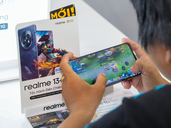 Mobile World Giảm giá trường hoãn lại 13+ Thanh toán 2 Mobile World Giảm giá trường hoãn lại 13+ Thanh toán Người dùng chơi trò chơi trên Realme 13+.