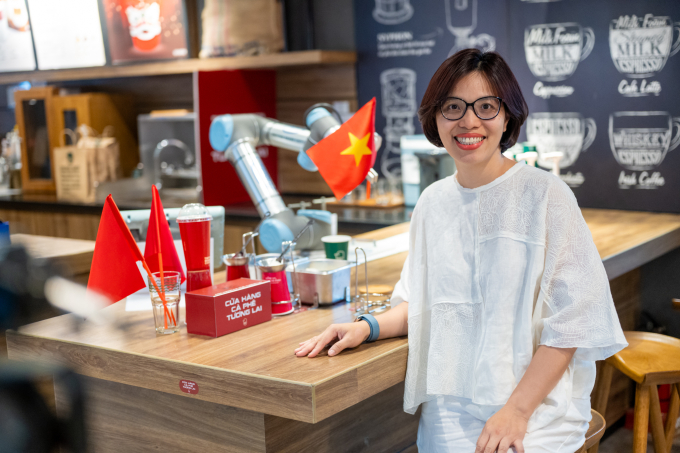 Robot Mix, mang theo quán cà phê ở Hà Nội 3 Robot Mix, mang theo quán cà phê ở Hà Nội Người sáng lập của Twitter Bean Coffee - Lam Kieu Oanh, người đầu tiên phục vụ robot trong một quán cà phê ở Hà Nội. Ảnh: Con trai Minh
