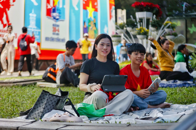 Nhiều nhà khai thác đã thêm các đài phát sóng để đáp ứng ngày 30 tháng 4 2 Nhiều nhà khai thác đã thêm các đài phát sóng để đáp ứng ngày 30 tháng 4 Mọi người đổ về trung tâm thành phố Hồ Chí Minh, chờ xem cuộc diễu hành vào ngày 30 tháng Tư.