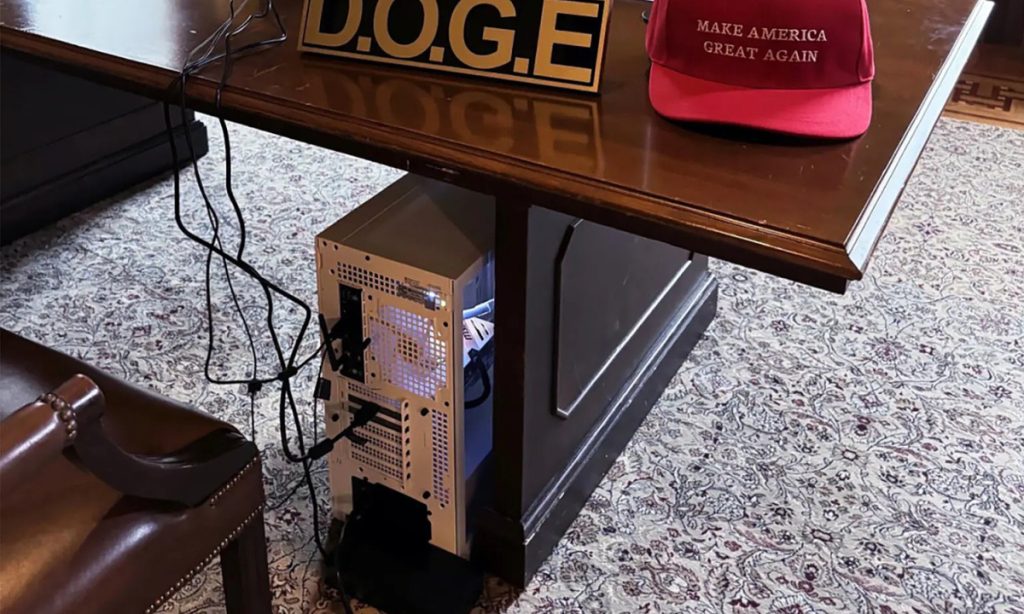 Elon Musk cài đặt PC chơi game trong văn phòng hiên