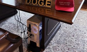 Elon Musk cài đặt PC chơi game trong văn phòng hiên