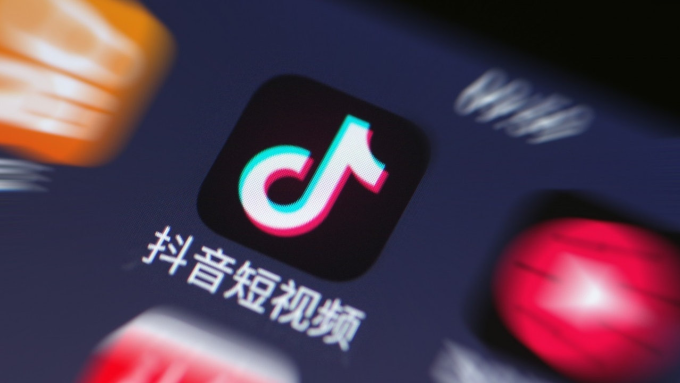 Các chuyên gia người Mỹ: Tiktok gây thương tích nghiêm trọng hơn 2 Các chuyên gia người Mỹ: Tiktok gây thương tích nghiêm trọng hơn Logo doumyin được hiển thị trên điện thoại thông minh. Ảnh: Reuters