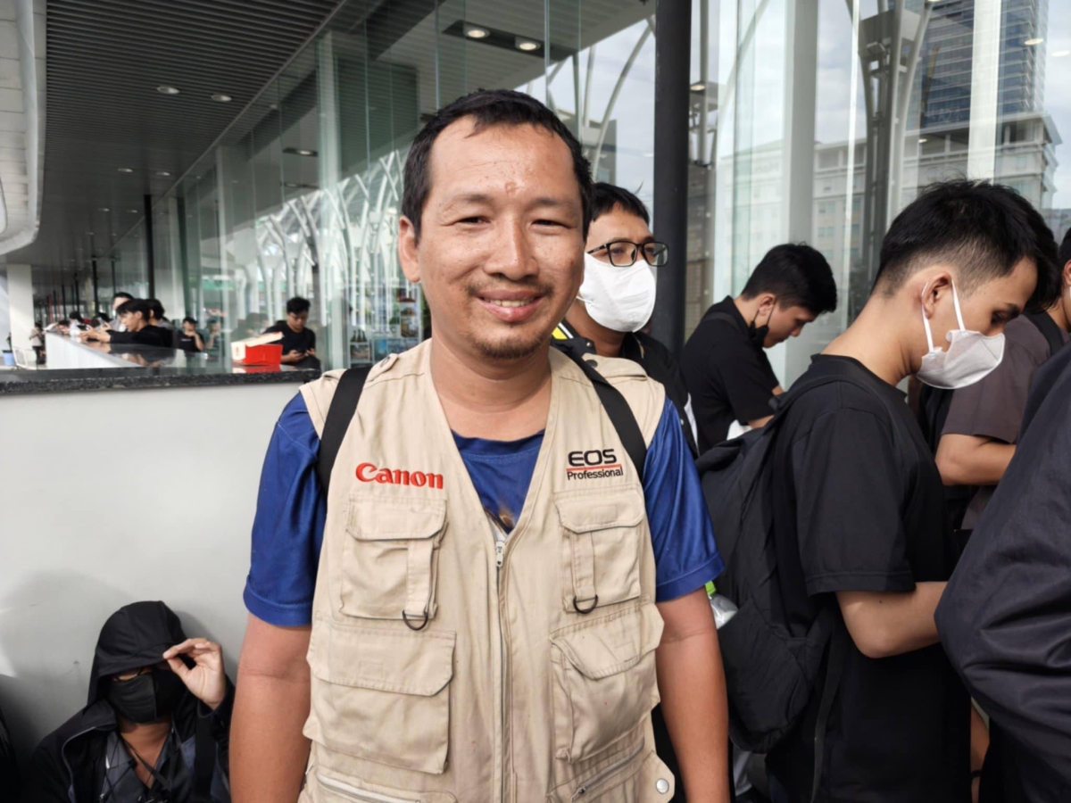 Hàng đợi từ nửa đêm để tham dự