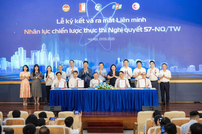 Liên minh đào tạo nhân sự khởi xướng Nghị quyết 57 2 Liên minh đào tạo nhân sự khởi xướng Nghị quyết 57 Vào chiều ngày 7 tháng 5, buổi lễ ký kết và ra mắt của Liên minh Nhân sự Chiến lược đã thực hiện Nghị quyết 57. Ảnh: Van Anh