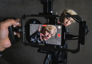 Giám đốc Mỹ sử dụng iPhone 16 Pro để bắn MV của Wren Evans