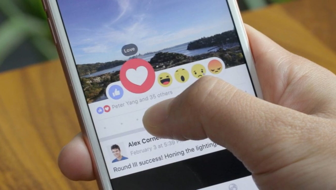 Giao diện Facebook thay đổi trong 20 năm 7 Giao diện Facebook thay đổi trong 20 năm Ba năm sau, Facebook cho biết trang chủ đã được cập nhật để hiển thị nhiều nội dung hơn từ bạn bè. Cùng năm đó, mạng xã hội đã đặt một hệ thống phản ứng mới bên cạnh nút Thich, bao gồm tình yêu, tiếng cười, sốc và tức giận. Một nút thiệt hại cũng đã được thêm vào sau đó. Ảnh: Facebook