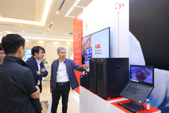 ABB ra mắt bộ nguồn cho các ứng dụng quan trọng 3 ABB ra mắt bộ nguồn cho các ứng dụng quan trọng Đại diện ABB giới thiệu sản phẩm. Ảnh: ABB