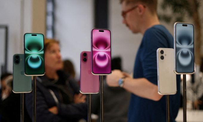 Apple sẽ bán iPhone 16 ở Indonesia trong 5 tháng 2 Apple sẽ bán iPhone 16 ở Indonesia trong 5 tháng Mô hình iPhone 16 sẽ được trưng bày vào năm 2024 tại một cửa hàng ở London, Vương quốc Anh. Ảnh: Reuters