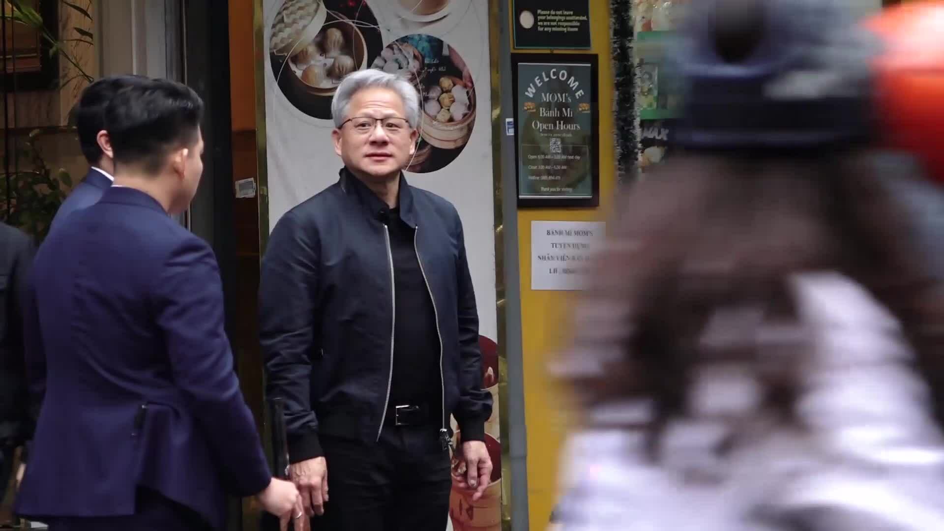 Tỷ phú Jensen Huang ăn Hà Nội 2 Tỷ phú Jensen Huang ăn Hà Nội Jansen Huang đã đến Hà Nội để ăn phở