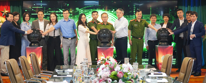Vneid đã thêm chức năng đăng ký chứng chỉ chữ ký kỹ thuật số 3 Vneid đã thêm chức năng đăng ký chứng chỉ chữ ký kỹ thuật số Sự ra mắt của cửa chữ ký kỹ thuật số tập trung vào việc áp dụng nhận dạng điện tử Vneid và xác minh nhận dạng tại Bộ An toàn Công cộng vào ngày 22 tháng 5 năm 2025. Ảnh: Luu Quiy