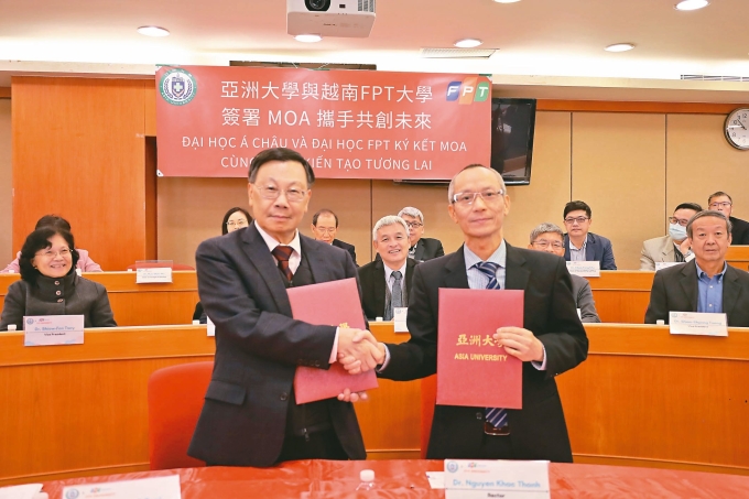 Đại học FPT làm rung chuyển các trường học hàng đầu của thủ đô bán dẫn 2 Đại học FPT làm rung chuyển các trường học hàng đầu của thủ đô bán dẫn Ông Nguyễn Khac Thanh của Tập đoàn FPT đã ký hợp tác với các đại diện từ các trường đại học châu Á.