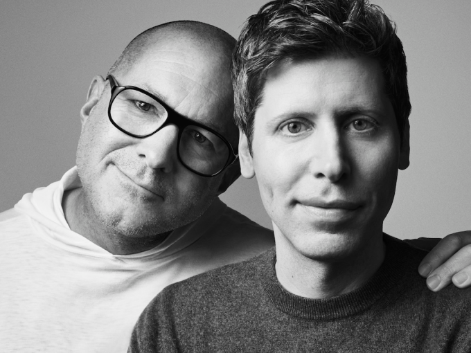 Jony Ive (trái) và Sam Altman. Ảnh: Từ