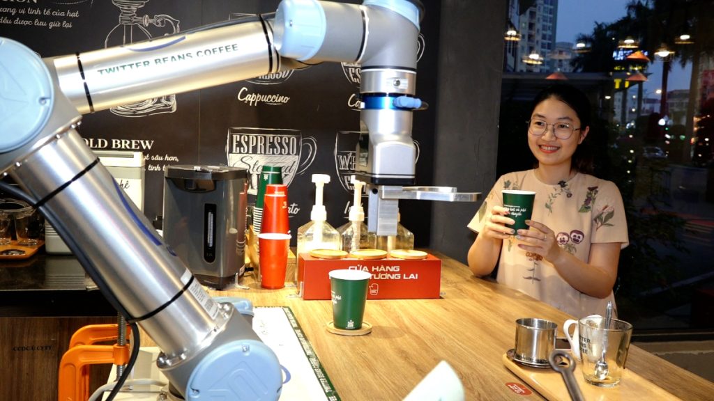 Robot Mix, mang theo quán cà phê ở Hà Nội