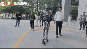 Hai robot hình người Trung Quốc gây sốt khi chúng di chuyển tự nhiên