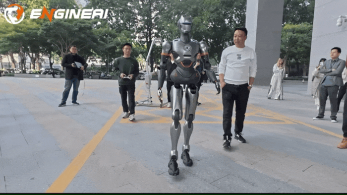 Hai robot hình người Trung Quốc gây sốt khi chúng di chuyển tự nhiên