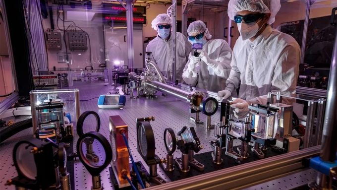 Công nghệ laser vừa mở đường cho "Beyond EUV" khắc quang học " 2 Công nghệ laser vừa mở đường cho "Beyond EUV" khắc quang học " Các chuyên gia LLNL trong việc thử nghiệm công nghệ dơi laser mới. Ảnh: LLNL