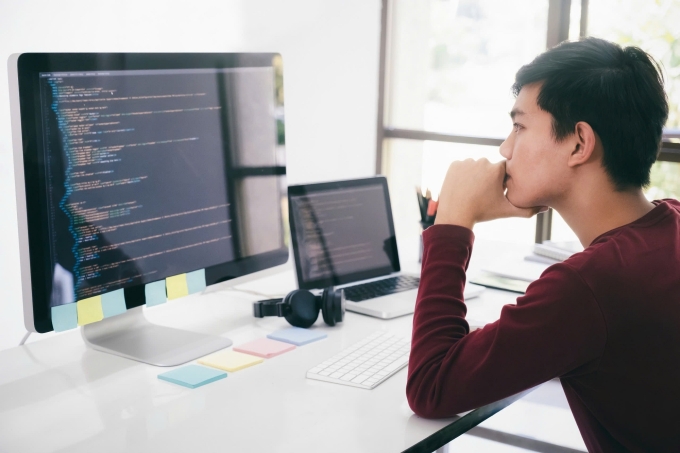 Các kỹ sư CNTT đang viết mã. hình ảnh: