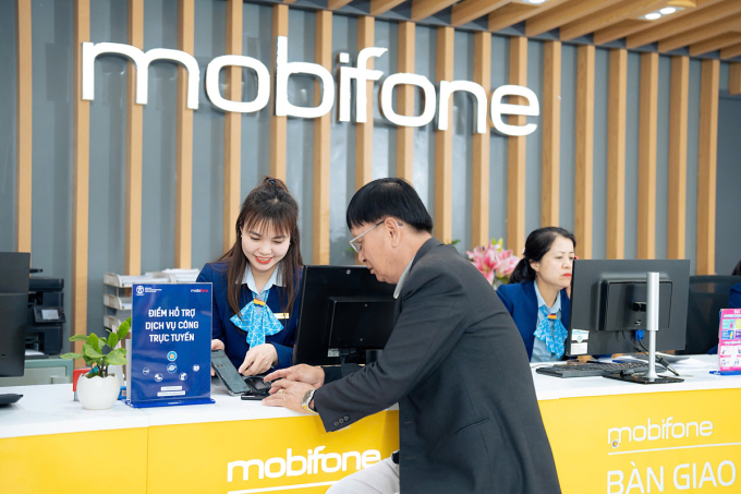Nhân viên Mobifone hỗ trợ khách hàng thực hiện các hành động qua điện thoại.