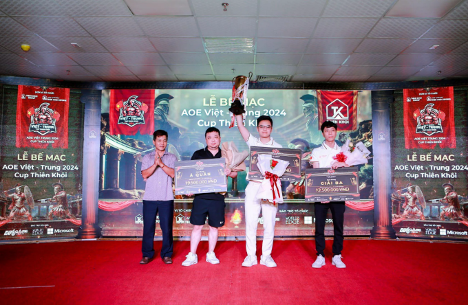 Truyền thuyết của AOE Trung Quốc - Yanglong (dưới cùng bên trái) đã giành được Runner -Up - trong nội dung từ R Shang Sono Forte của AOE Việt Việt 2024. Ảnh: Thien Khoi esport