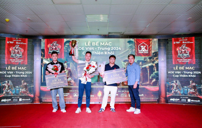 Từ trái sang phải: Nông dân Gamer, Chipboy, Tieu Thuy Ngu và ông Nguyen Van Duc - Chủ tịch chuyên gia AoE Clan