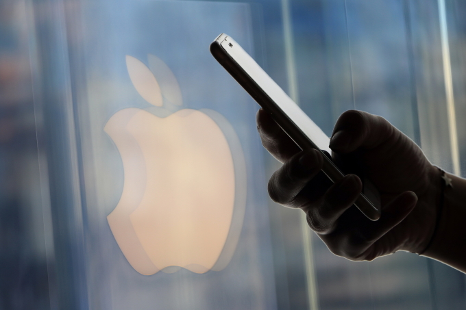 "Apple tàu 600 tấn iPhone từ Ấn Độ đến Hoa Kỳ" 2 "Apple tàu 600 tấn iPhone từ Ấn Độ đến Hoa Kỳ" Người dùng iPhone của Apple Store ở Thượng Hải vào năm 2018. Ảnh: Reuters
