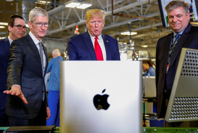 Tim Cook giúp Apple thoát khỏi cuộc tấn công thuế của Trump 2 Tim Cook giúp Apple thoát khỏi cuộc tấn công thuế của Trump Ông Donald Trump đã đến thăm nhà máy Apple ở Austin, Texas vào tháng 12 năm 2019. Ảnh: Reuters