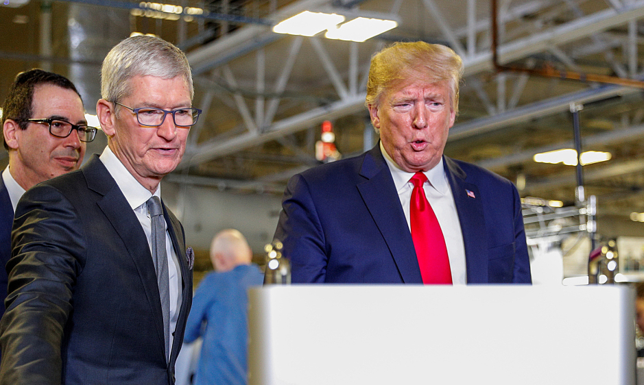 Tim Cook giúp Apple thoát khỏi cuộc tấn công thuế của Trump