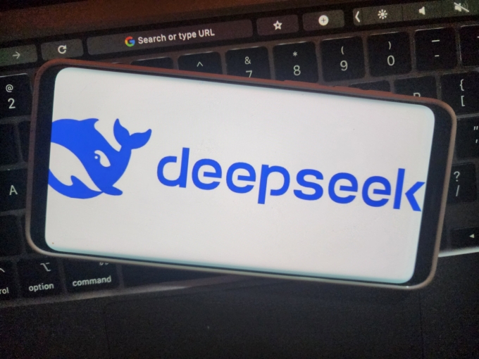 Deepseek và xu hướng tài năng để rời khỏi Hoa Kỳ và về nhà ở Trung Quốc 2 Deepseek và xu hướng tài năng để rời khỏi Hoa Kỳ và về nhà ở Trung Quốc Logo DeepSeek được hiển thị trên điện thoại thông minh. Ảnh: Bao Lam
