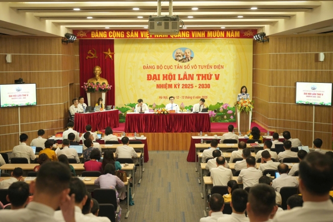 100 tỷ UM được thu thập do đấu giá tần số 5G 2 100 tỷ UM được thu thập do đấu giá tần số 5G Vào chiều ngày 13 tháng 6, Đại hội Đảng thứ năm của Bộ tần số vô tuyến. Ảnh: Bộ phận TS