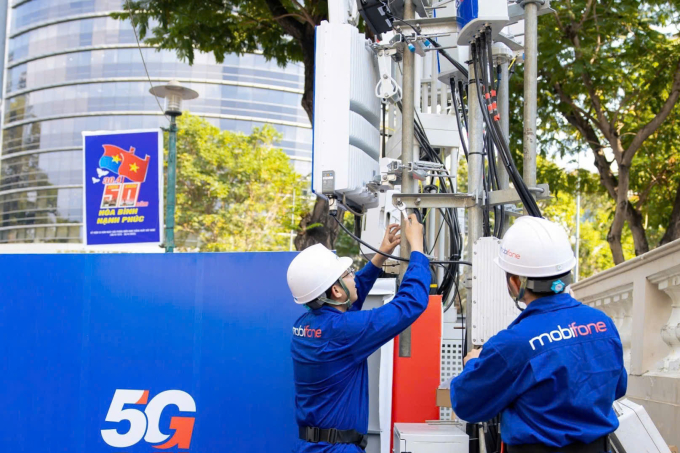 Kỹ thuật viên kiểm tra các đài phát sóng di động 5G trước cuộc diễu hành sẽ ăn mừng tại Thành phố Hồ Chí Minh vào ngày 30 tháng 4. Ảnh: NVCC