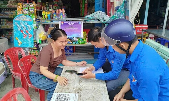 Một tỉnh đã tăng 40 lần trong các tên miền .vn đã đăng ký. 2 Một tỉnh đã tăng 40 lần trong các tên miền .vn đã đăng ký. Các thành viên của Nhóm Công nghệ Cộng đồng (phải) theo hướng mọi người sử dụng tên miền. Ảnh: Khoa Nguyễn
