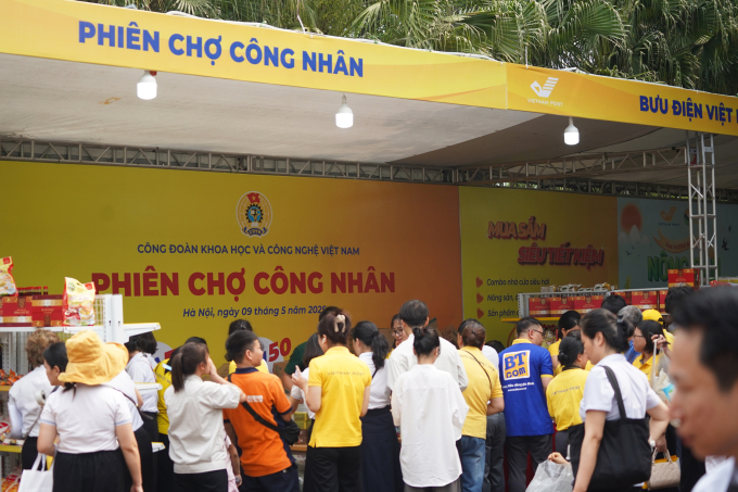 Liên minh Khoa học và Công nghệ đáp ứng việc bắt chước sự đổi mới và chuyển đổi kỹ thuật số 3 Liên minh Khoa học và Công nghệ đáp ứng việc bắt chước sự đổi mới và chuyển đổi kỹ thuật số Hội chợ công nhân được tổ chức tại lễ ra mắt. Ảnh: Luu QUY