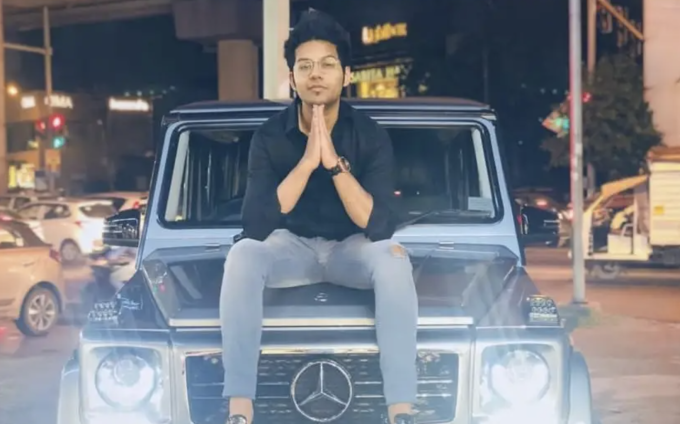 Đằng sau cơn sốt của đồng xu meme về cơn sốt người nổi tiếng 3 Đằng sau cơn sốt của đồng xu meme về cơn sốt người nổi tiếng Sahil Arora chụp ảnh với một chiếc xe sang trọng. Ảnh: Instagram/Sahilsay
