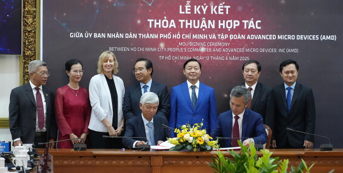 Hồ Chí Minh Thành phố bắt tay AMD phát triển nguồn nhân lực AI 2 Hồ Chí Minh Thành phố bắt tay AMD phát triển nguồn nhân lực AI Một bản ghi nhớ giữa Ủy ban Nhân dân Thành phố Hồ Chí Minh và Đại diện AMD (Hoa Kỳ) đã được ký kết. Ảnh: Hoang Nhan