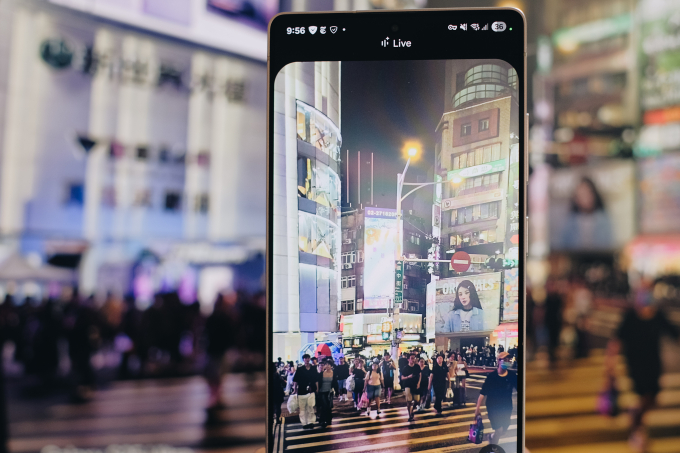 Trải nghiệm du lịch với S25 Series Assistant Galaxy AI 4 Trải nghiệm du lịch với S25 Series Assistant Galaxy AI AI Galaxy S25 Series AI Trợ lý đồng hành cùng người dùng khám phá cuộc sống Ximender vào ban đêm. Ảnh: Samsung