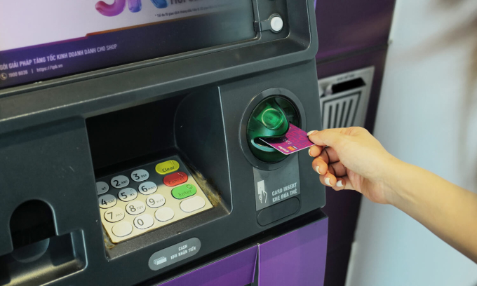 Một người giao dịch trên ATM. Ảnh: Ngoc Thanh