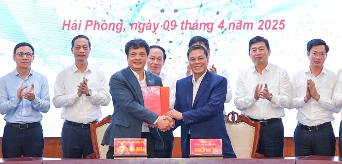 Hai Phong phát triển cơ sở hạ tầng kỹ thuật số để tạo điều kiện chuyển đổi kỹ thuật số 2 Hai Phong phát triển cơ sở hạ tầng kỹ thuật số để tạo điều kiện chuyển đổi kỹ thuật số Các nhà lãnh đạo thành phố và các công ty FPT đã ký một thỏa thuận hợp tác. Ảnh: Le Tan
