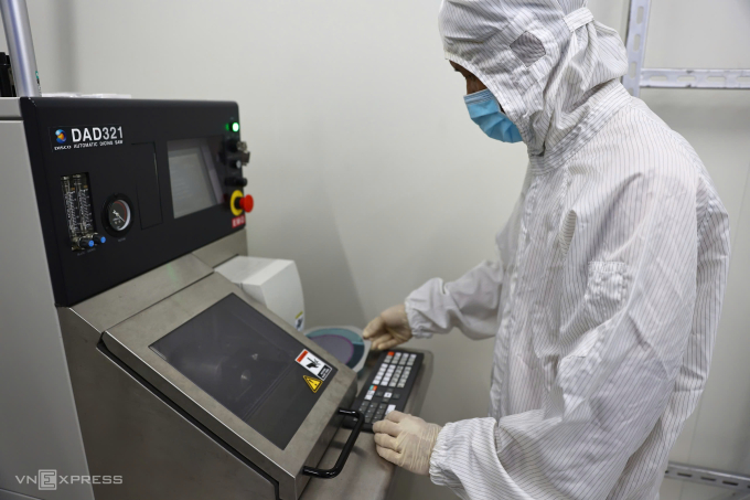 Mục đích của khu công nghiệp đầu tiên là sử dụng năng lượng tái tạo 50% 2 Mục đích của khu công nghiệp đầu tiên là sử dụng năng lượng tái tạo 50% HO CHI MINH CITY HI - Phòng thí nghiệm bán dẫn tại Trung tâm nghiên cứu và nghiên cứu của Công viên công nghệ. Ảnh: QUYRH TRAN