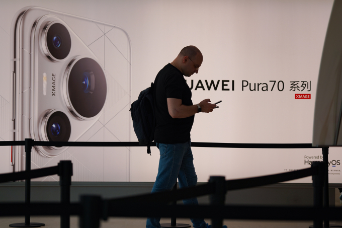 Huawei được hồi sinh, nhờ 5G và điện thoại thông minh của Trung Quốc 2 Huawei được hồi sinh, nhờ 5G và điện thoại thông minh của Trung Quốc Vào tháng 4 năm 2024, một người đã đi qua logo điện thoại Pura 70 của một cửa hàng Huawei ở Thâm Quyến. Ảnh: Luu QUY