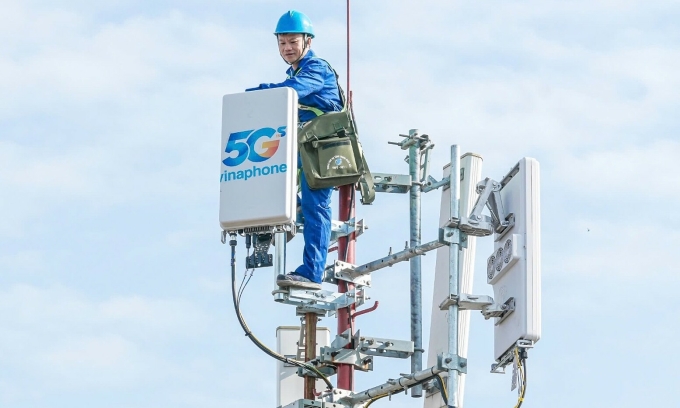 Việt Nam có hơn 10.000 đài phát thanh 5G 2 Việt Nam có hơn 10.000 đài phát thanh 5G Kỹ thuật viên tại trạm 5G Vinaphone. Ảnh: VNPT