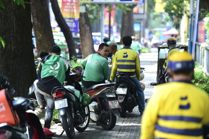 Người Việt Nam chi hơn 300.000 người hâm mộ mỗi tháng gọi xe máy qua ứng dụng 2 Người Việt Nam chi hơn 300.000 người hâm mộ mỗi tháng gọi xe máy qua ứng dụng Người lái xe kỹ thuật đang chờ khách ở trung tâm thành phố Hồ Chí Minh. Ảnh: Thanh Tung