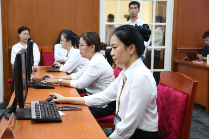 Đơn giản hóa số lượng hoạt động của chính phủ 2 Đơn giản hóa số lượng hoạt động của chính phủ Cục Ủy ban Phường Sài Gòn đã cố gắng xử lý các hồ sơ hoạt động vào ngày đầu tiên của hành động chính phủ hai cấp. Ảnh: Dinh van